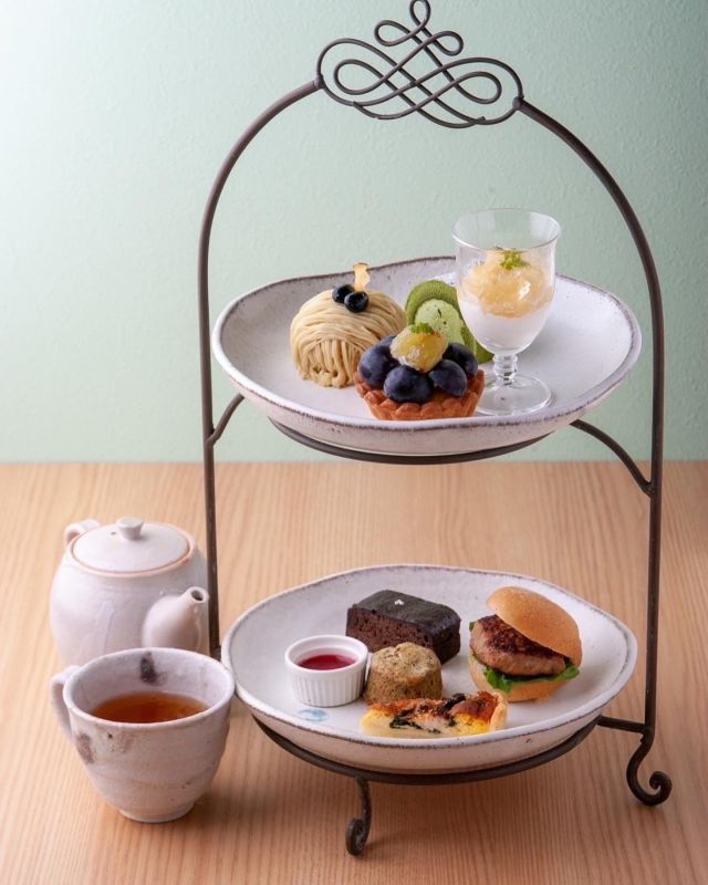 .

8月に大好評だったアフタヌーンティーを
9月はリニューアルして提供いたします✨

皆様にお会いできることを楽しみにしております😊

-afternoon tea autumn🍂-

▼menu
＜上段＞
・ミニさつまいもモンブラン
・季節のフルーツタルト
・季節のフルーツヨーグルトパフェ
・抹茶のスフレロールケーキ
＜下段＞
・朝宮紅茶のスコーン
・ベリーソース
・チョコブラウニー
・ミニバーガー
・キッシュ

※お一人前は¥2,500（税込）で、1ドリンク付き
※アフタヌーンティーは完全予約制(予約は営業時間内の2日前まで)
※予約は1グループ2名様から最大4名様まで可能
※予約はDMのみ受け付けております。

【3部制】
①11:00〜12:00
②13:00〜14:00
③15:00〜16:00

▼予約方法
・お名前（ふりがな）
・日にち
・人数
・①〜③（時間）
・ドリンク（メニューからお選びください）

【aoikuma】
📍 滋賀県甲賀市信楽町牧1293-2(たぬき村の向かい側)
🕐営業時間:11:00-16:00

#aoikuma#滋賀カフェ#信楽カフェ#甲賀カフェ
#絶景カフェ#自然カフェ
#滋賀旅#滋賀お土産#滋賀グルメ#信楽グルメ
#信楽スイーツ#お芋スイーツ#お菓子
#信楽陶苑たぬき村#たぬき村