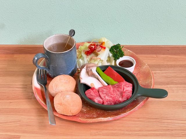 .
いつも「aoikuma」を
ご利用頂きありがとうございます😊

この度ランチメニューより2種類！新メニューが加わります👏👏

滋賀県で有名な近江牛を使用した「近江牛ステーキランチ」です！
スタッフが丁寧に焼き上げて提供致します✨

人気のグラタンランチも引き続きご提供しております♡

数量限定でのご提供となりますので
お早めにご来店ください💐

【aoikuma】
📍 滋賀県甲賀市信楽町牧1293-2(たぬき村の向かい側)
🕐営業時間:11:00-16:00
※ツアー様ご案内日は通常営業は14時からです。

#aoikuma#滋賀カフェ#信楽カフェ#甲賀カフェ
#絶景カフェ#自然カフェ
#滋賀旅#滋賀お土産#滋賀グルメ#信楽グルメ
#信楽スイーツ#お芋スイーツ#お菓子
#信楽陶苑たぬき村#たぬき村